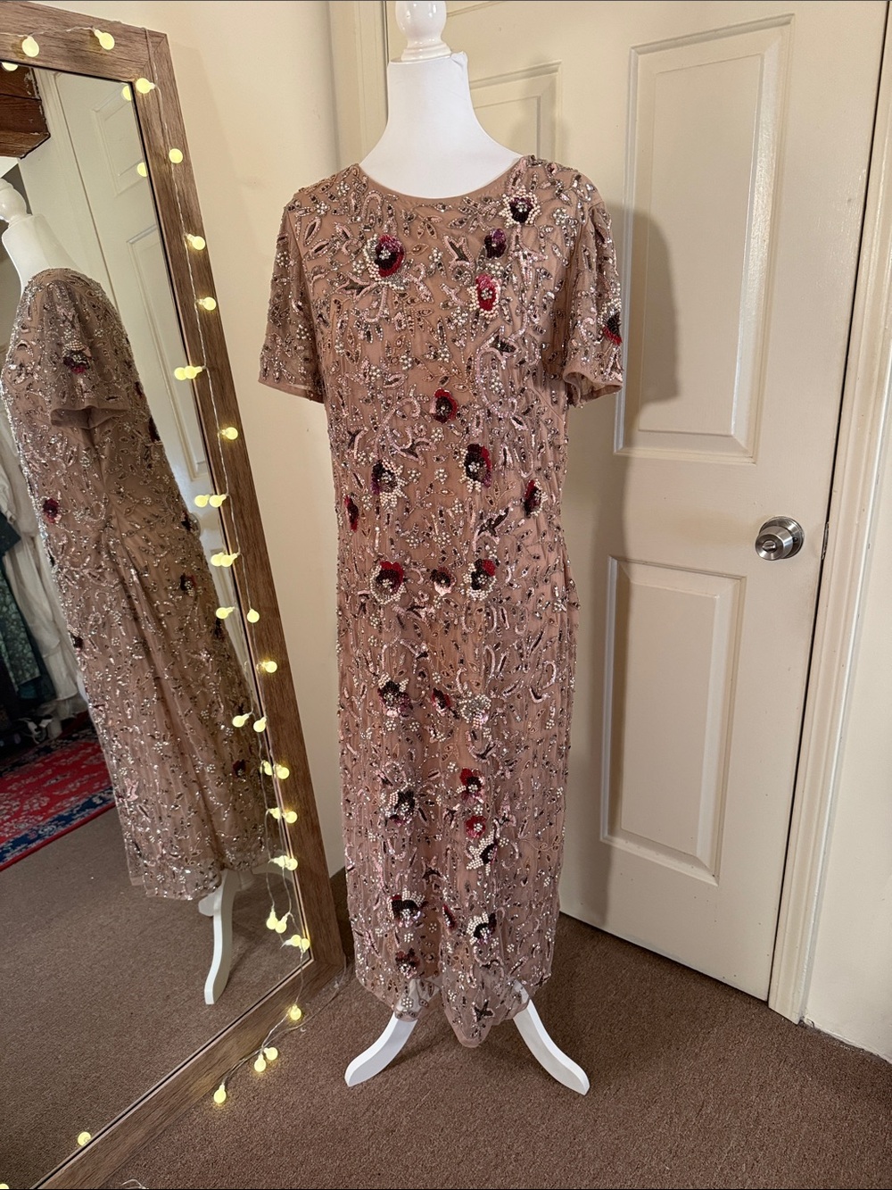 MAC DUGGAL
Beige Floral Embellished Short Sleeve Midi Dress - Picture 6 of 16